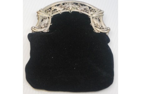 Carteira com arco em prata recortada e bolsa em tecido.